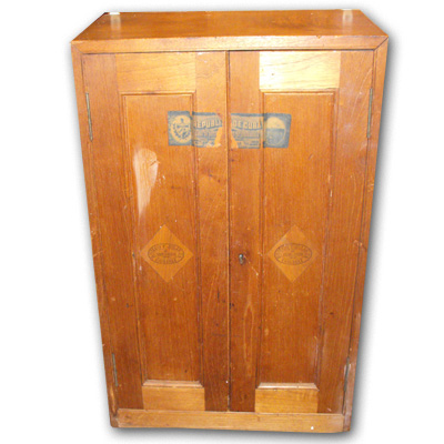 Romeo y Julieta Cabinet - circa 1940s