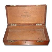 Cigar cabinet with dedication to JA Duarte Obsequio de Urtia ONE Cigar cabinet with dedication to JA Duarte Obsequio de Urtia ONE