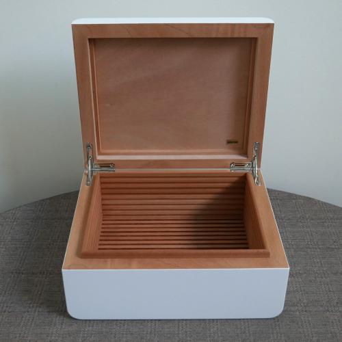 SLIGHT SECONDS Adorini Carrara Deluxe White Cigar Humidor - Medium - 75 Capacity (AD050)