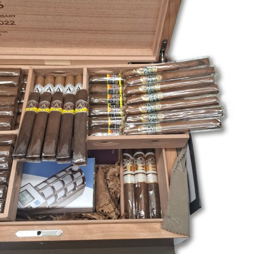 C.Gars New World Compendium - 55 Cigars and Whisky Hamper