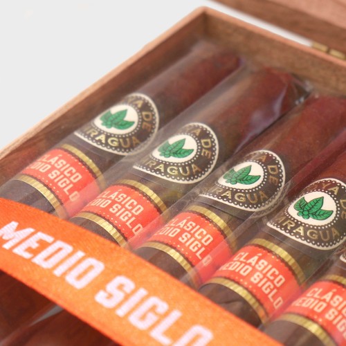 Joya de Nicaragua Clasico Medio Seleccion B Cigar - Box of 25