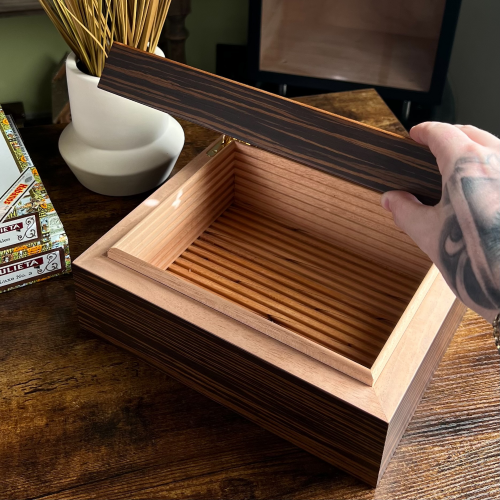 Adorini Vittoria Medium Deluxe Cigar Humidor - 75 Cigar Capacity (AD101)