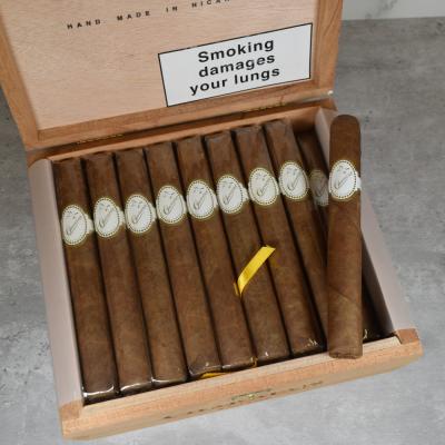 Charatan Toro Cigar - Box of 25
