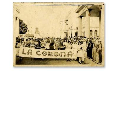 LA CORONA WORKERS IN FRONT OF FACTORY 7 X 5 (25)